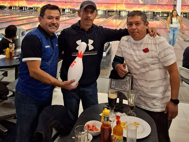 ¿Qué recompensas reciben los jugadores de la liga de boliche?